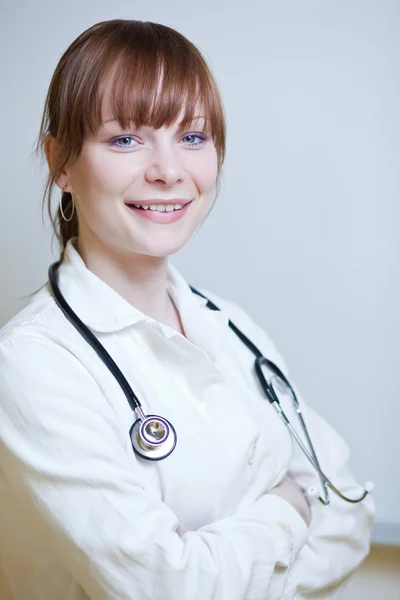 Porträtt av en framgångsrik ung kvinnlig läkare — Stockfoto