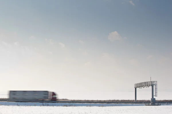 Vrachtwagen passeren trhough een tol-poort op een snelweg — Stockfoto