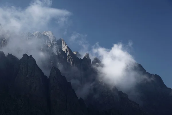 Alpine weergave van bergtoppen in restonica vallei — Stockfoto