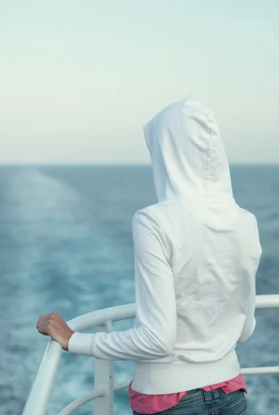 Junge Frau blickt auf den Ozean — Stockfoto
