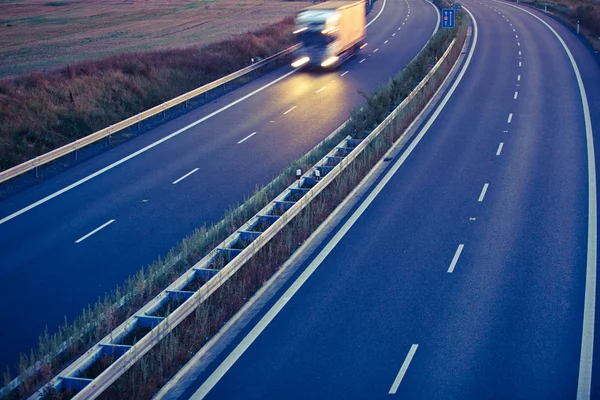 Highway provozu - pohybu rozmazaný kamion na dálnici — Stock fotografie