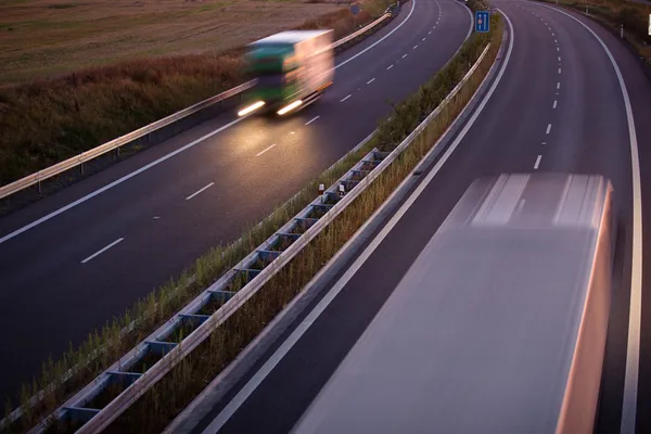 Traffico autostradale - camion sfocato in movimento su un'autostrada — Foto Stock