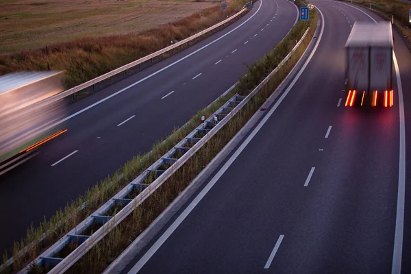 Autostrady ruchu - ruch niewyraźne samochód na autostradzie — Zdjęcie stockowe
