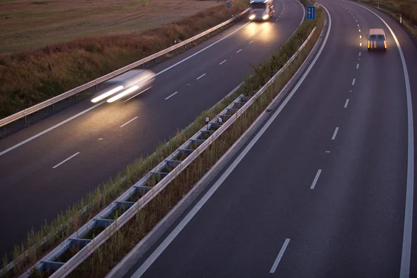 Highway traffic - rörelse suddig lastbil på en motorväg — Stockfoto