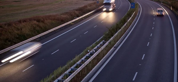 Highway provozu - pohybu rozmazaný kamion na dálnici — Stock fotografie