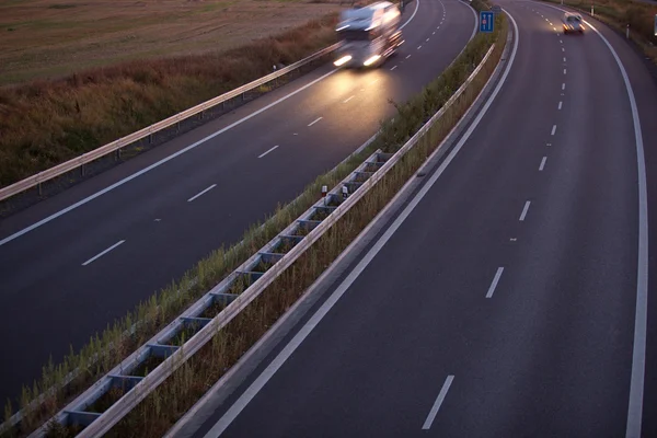 Tráfico por carretera - camión borroso en movimiento en una carretera —  Fotos de Stock