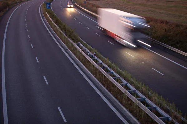 Tráfego rodoviário - movimento caminhão embaçado em uma estrada — Fotografia de Stock