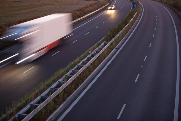 Trafic routier - mouvement camion flou sur une autoroute — Photo
