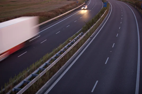 Trafic routier - mouvement camion flou sur une autoroute — Photo