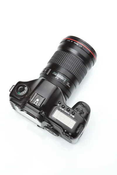 DSLR moderna con una lente de teleobjetivo —  Fotos de Stock