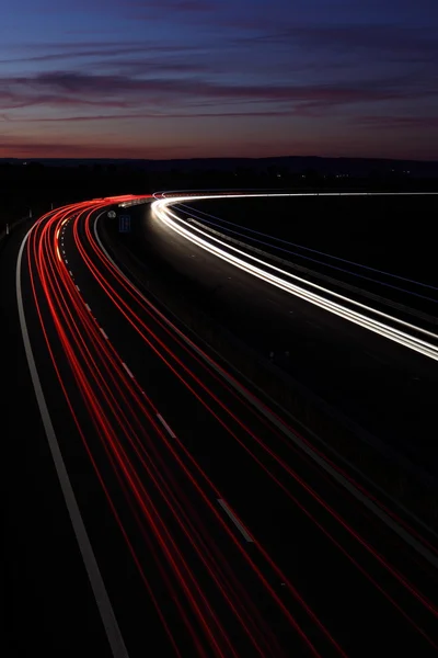 Bilar i en ström som rör sig snabbt på en motorväg — Stockfoto