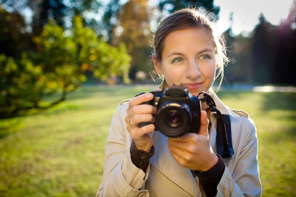 Bardzo kobiece kobieta fotograf na zewnątrz na piękny dzień — Zdjęcie stockowe