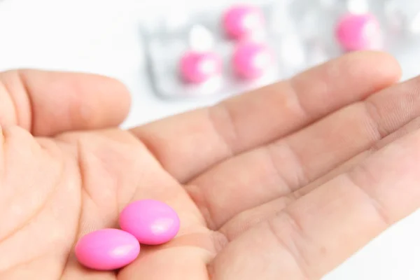 Biorąc pigułki - biorąc leki przeciwbólowe — Zdjęcie stockowe