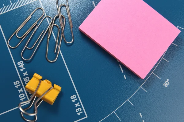 Office stationery - paper clips and post-it pink note paper — Stock Photo, Image