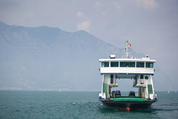 Ferry transporte de carros em um lago — Fotografia de Stock