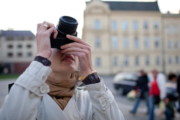 Prety weibliche Touristin beim Fotografieren in einer Stadt (flache dof; sele — Stockfoto