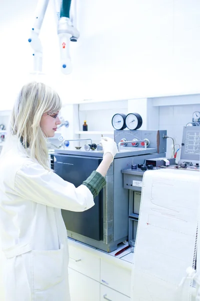 Kimya laboratuarında araştırma yürüten kadın araştırmacı — Stok fotoğraf
