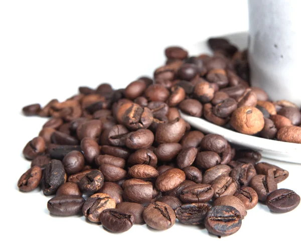 Kávová zrna a pohár izolovaných na bílém — Stock fotografie