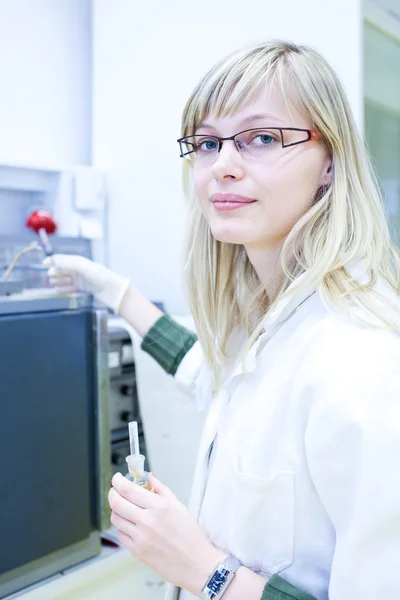 化学実験室で研究を行う女性研究者 — ストック写真