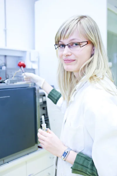Γυναίκα ερευνητής διεξαγωγή έρευνας σε ένα εργαστήριο χημείας — Φωτογραφία Αρχείου
