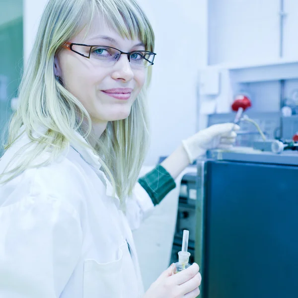 Kimya laboratuarında araştırma yürüten kadın araştırmacı — Stok fotoğraf