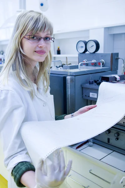 Женщина-исследователь проводит исследования в химической лаборатории — стоковое фото