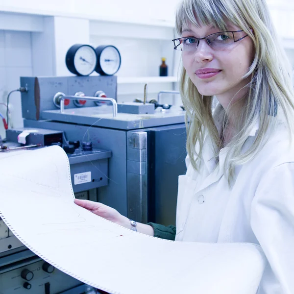 여성 연구원 화학 실험실에서 연구를 수행 — 스톡 사진