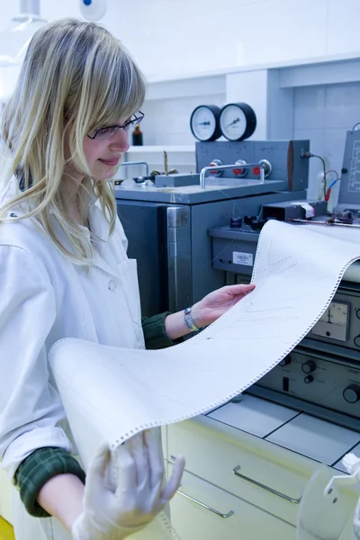 Női kutató egy kémia laborban kutatás végzése — Stock Fotó