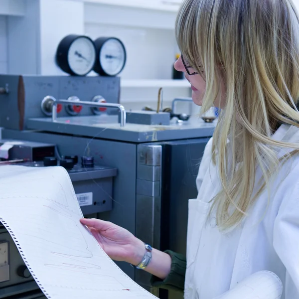 Investigadora feminina que realiza investigação num laboratório de química — Fotografia de Stock
