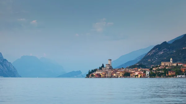 Vista su Malcesine e la parte nord del lago di Garda — Foto Stock