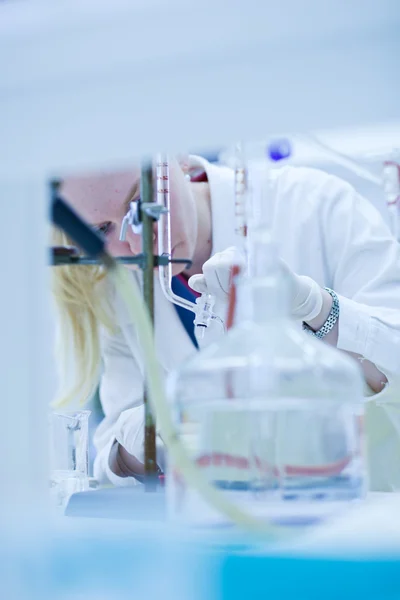 Portrait d'une chercheuse faisant de la recherche dans un laboratoire — Photo