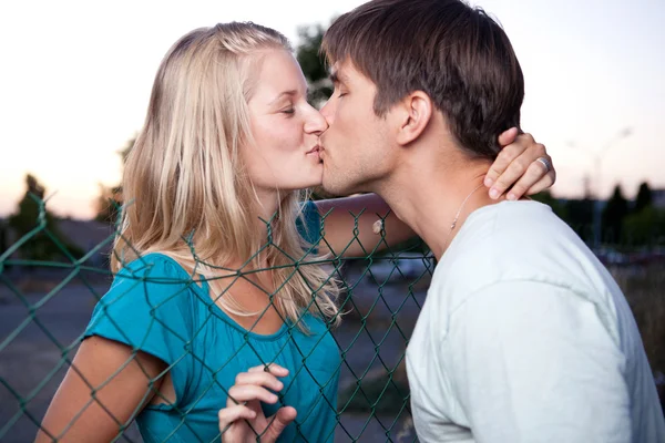 Jonge mooie paar liefdevol kussen — Stockfoto