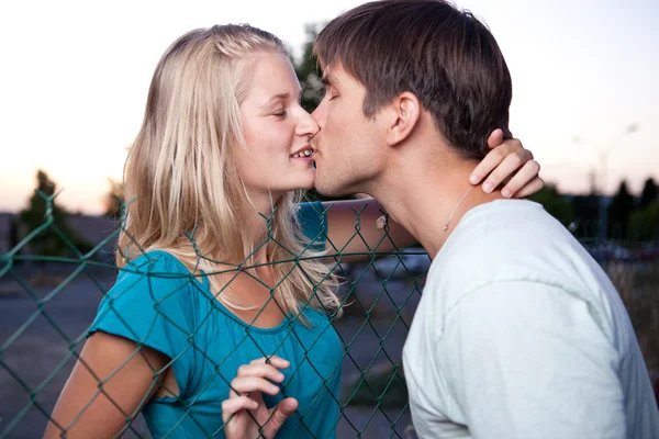 Unga vackra paret kysser kärleksfullt — Stockfoto
