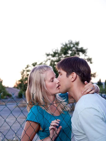 Fiatal szép pár csók szeretettel — Stock Fotó