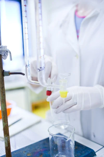 Retrato de una investigadora investigando en un laboratorio — Foto de Stock