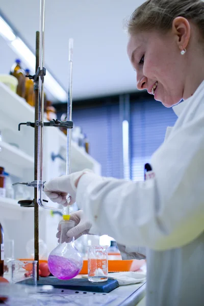 Porträt einer Forscherin, die in einem Labor forscht — Stockfoto