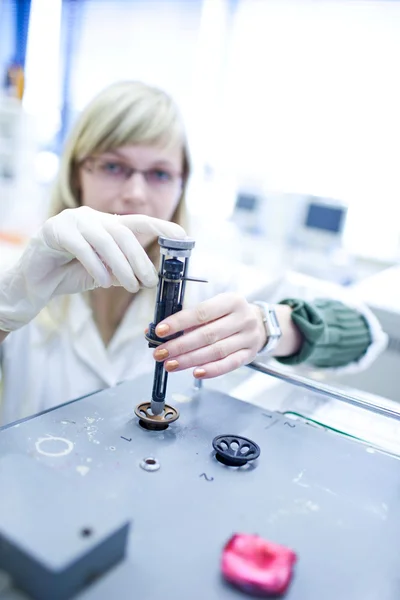 Kvinnliga forskare som bedriver forskning i en kemi lab — Stockfoto