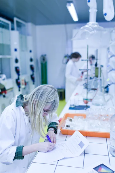 在化学实验室进行研究的女研究员 — 图库照片