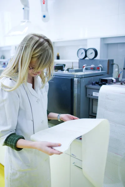 Vrouwelijke onderzoeker uitvoeren van onderzoek in een chemie lab — Stockfoto