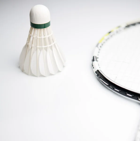 Badminton shuttle op wit — Stockfoto