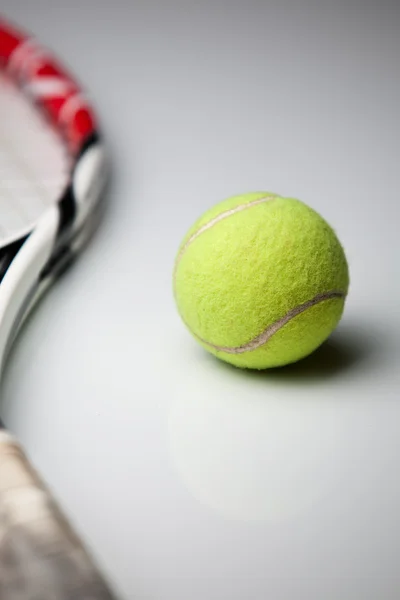 Тенісний м'яч і ракетка — стокове фото