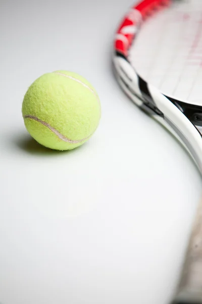 Pallone da tennis e racchetta — Foto Stock
