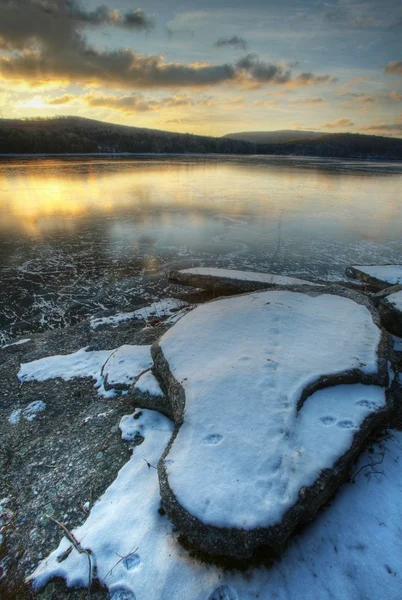 Zimny zimowy wschód słońca nad jeziorem — Zdjęcie stockowe