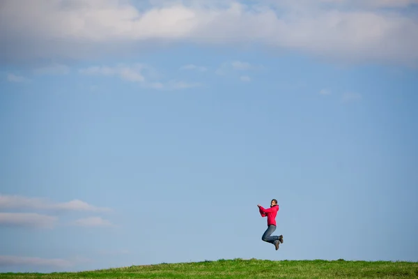 Jovem mulher alegre pulando alegremente — Fotografia de Stock