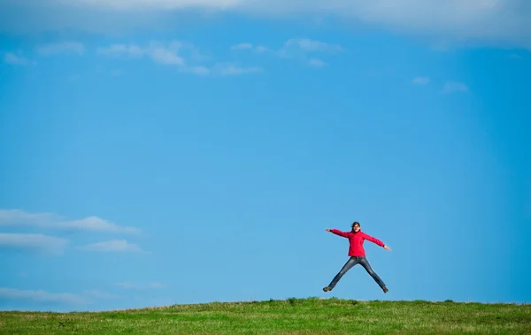 Радісна молода жінка весело стрибає — стокове фото