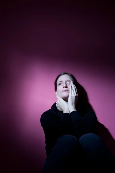 Jonge vrouw die lijdt aan ernstige depressie — Stockfoto