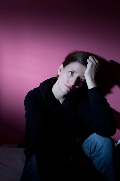 Mulher jovem que sofre de depressão grave — Fotografia de Stock