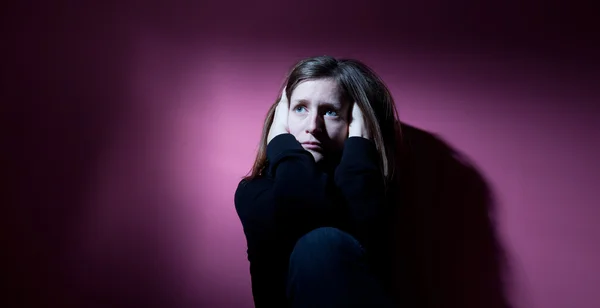 Молодая женщина страдает от тяжелой депрессии — стоковое фото