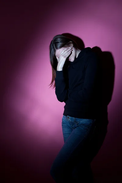 患有严重的抑郁和焦虑的年轻女人 — 图库照片