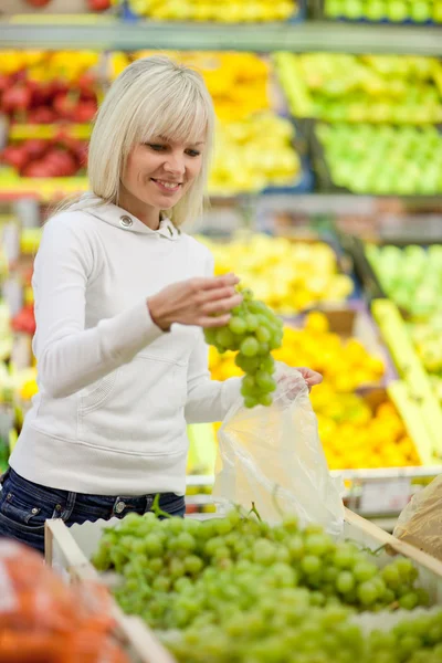 Όμορφη νεαρή γυναίκα ψώνια για φρούτα και λαχανικά — Φωτογραφία Αρχείου